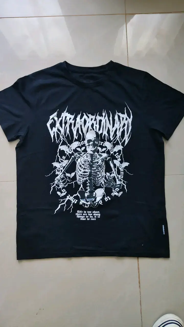 Polera negra con diseño de esqueleto y2k