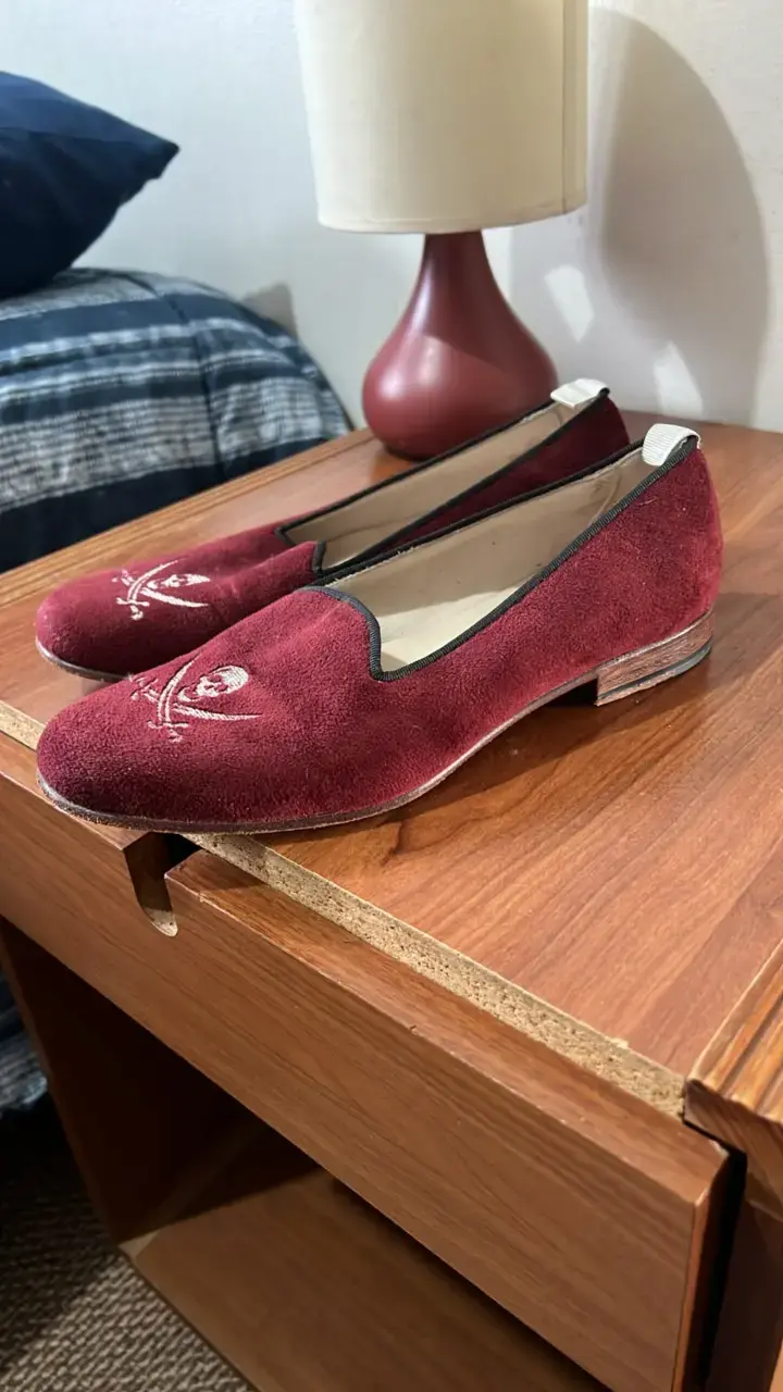 Zapatos planos de gamuza burdeos con diseño pirata - 1