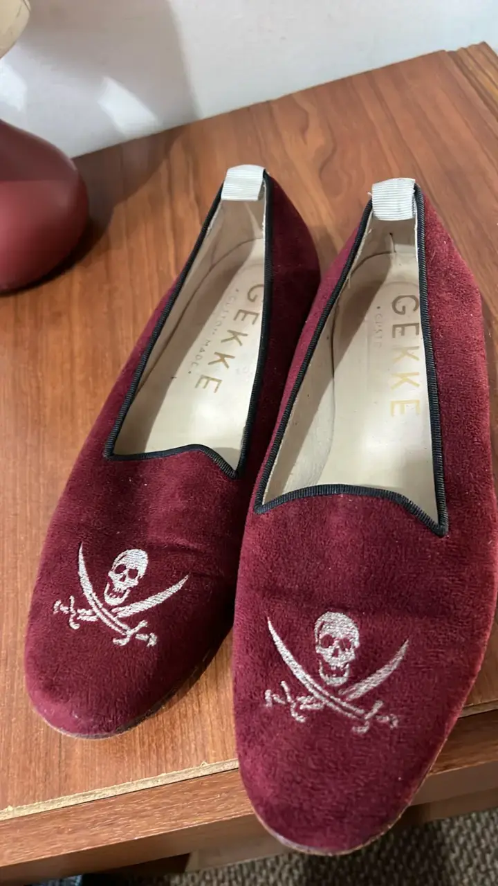 Zapatos planos de gamuza burdeos con diseño pirata - 2