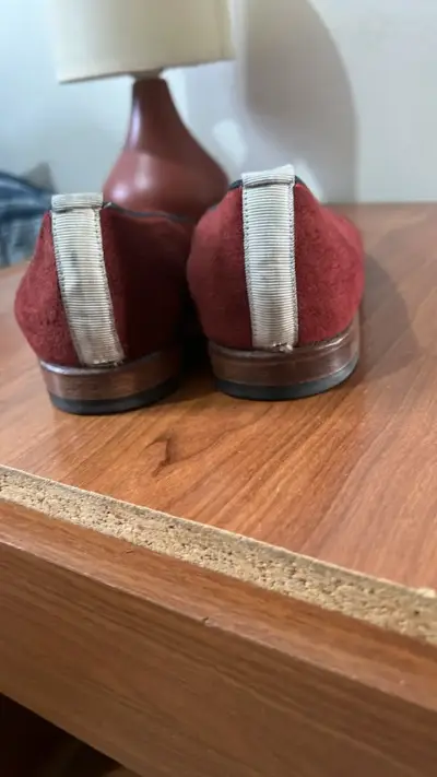 Zapatos planos de gamuza burdeos con diseño pirata - miniatura 3