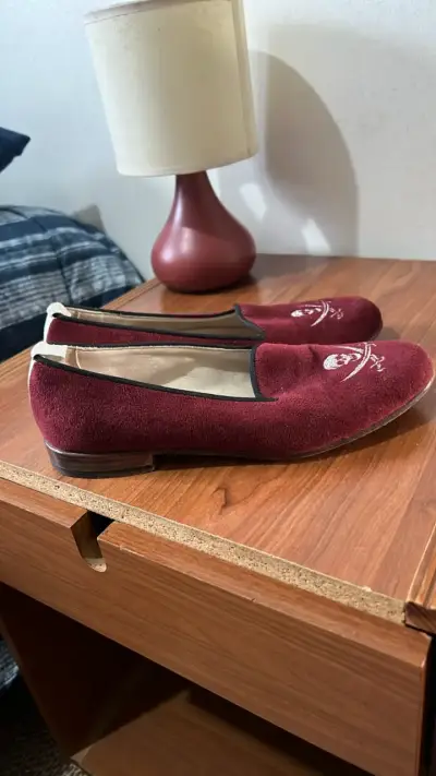 Zapatos planos de gamuza burdeos con diseño pirata - miniatura 4