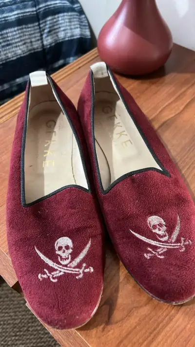 Zapatos planos de gamuza burdeos con diseño pirata - miniatura 5