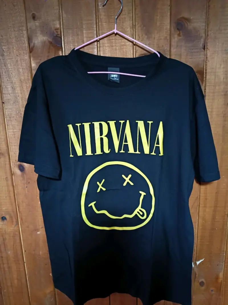 Polera negra Nirvana con logo amarillo