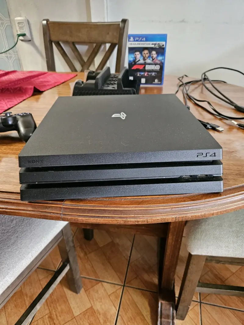 Consola PlayStation 4 Pro con control y cables - 1