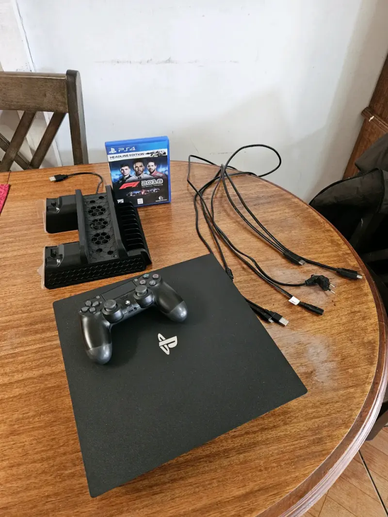 Consola PlayStation 4 Pro con control y cables - 2