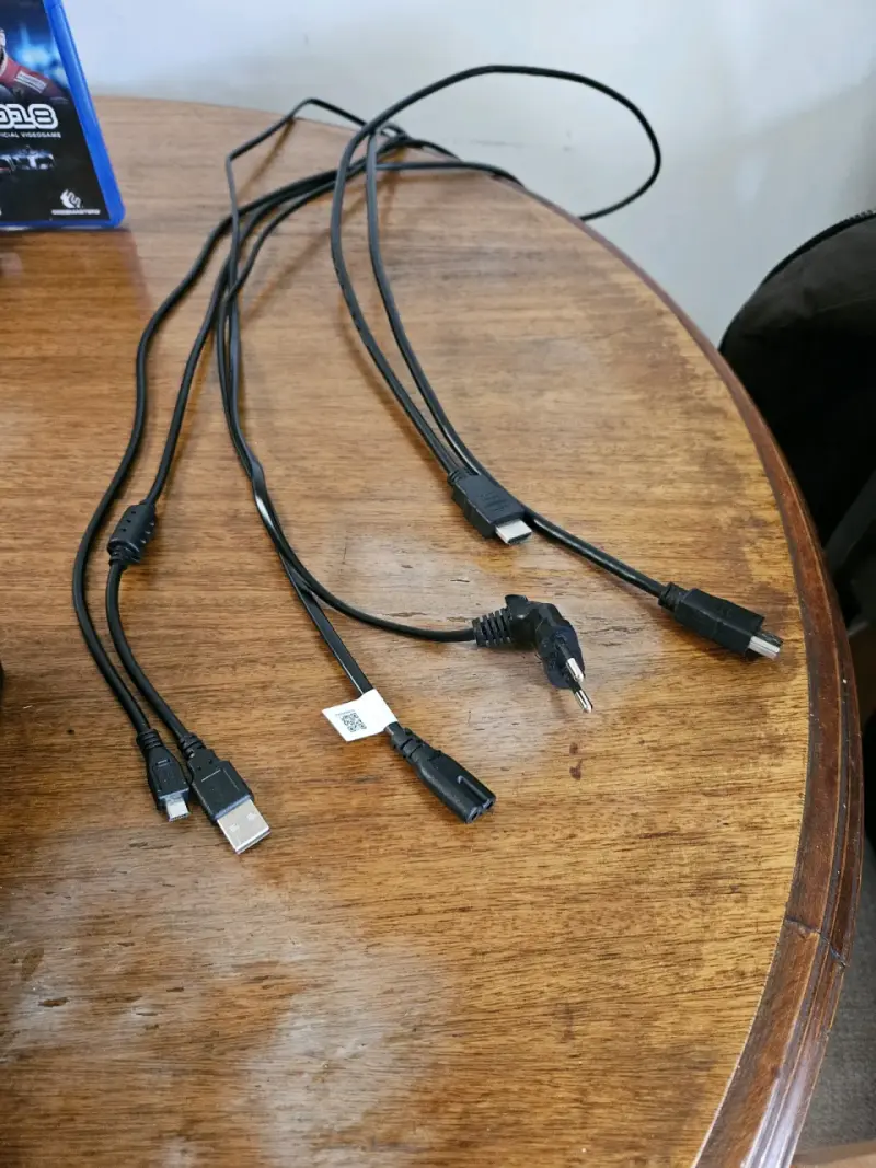Consola PlayStation 4 Pro con control y cables - 3