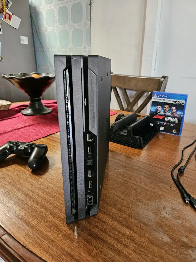 Consola PlayStation 4 Pro con control y cables - 4