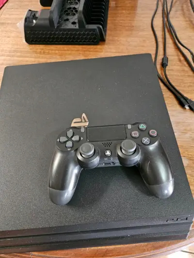 Consola PlayStation 4 Pro con control y cables - miniatura 6