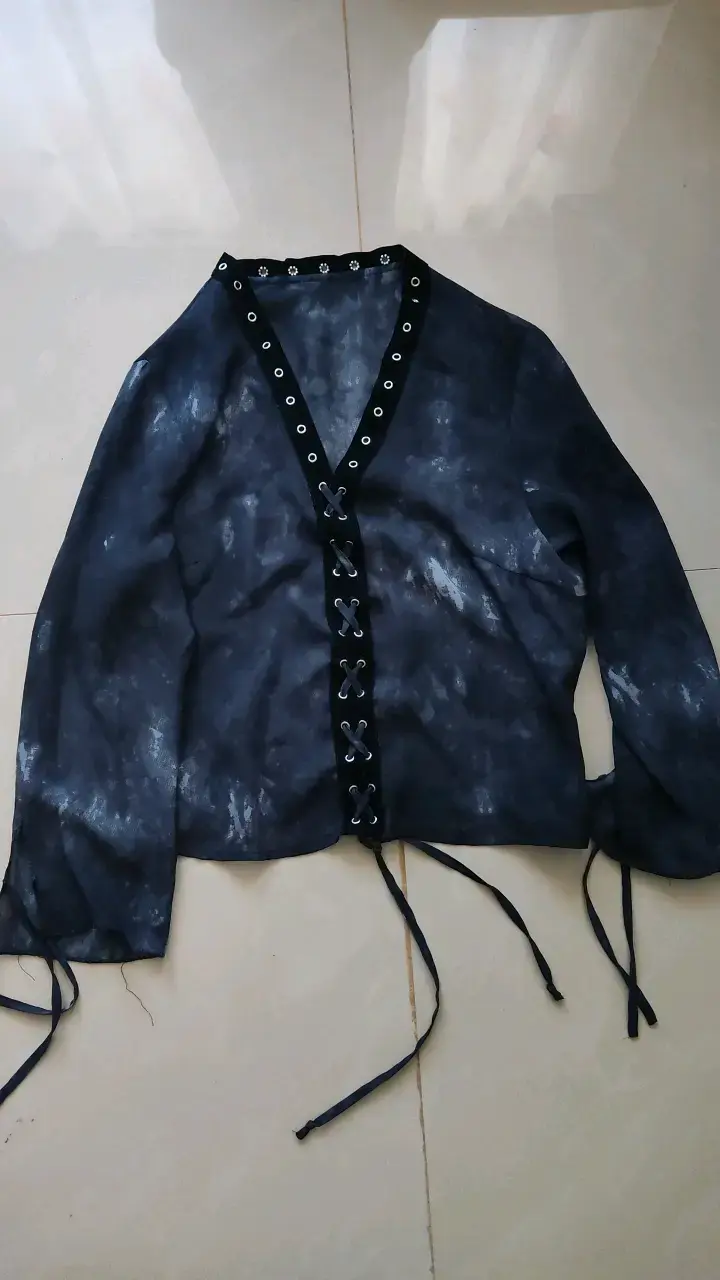 Blusa negra con diseño de ojales y cintas gótica