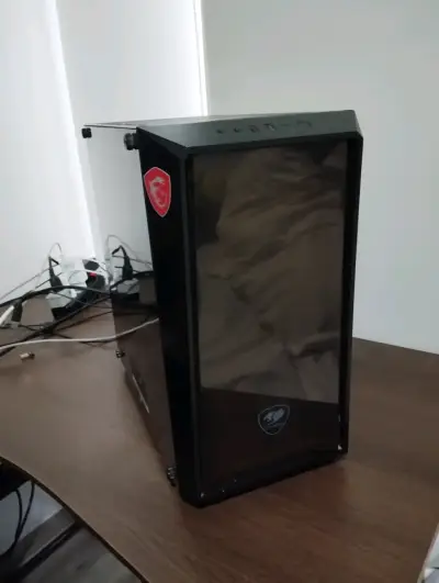 Gabinete de PC Cougar con panel lateral de vidrio - miniatura 1