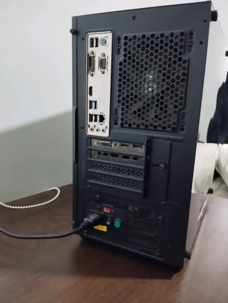 Gabinete de PC Cougar con panel lateral de vidrio - 2