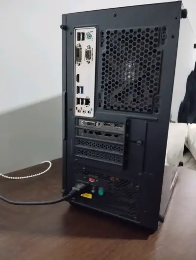 Gabinete de PC Cougar con panel lateral de vidrio - miniatura 2