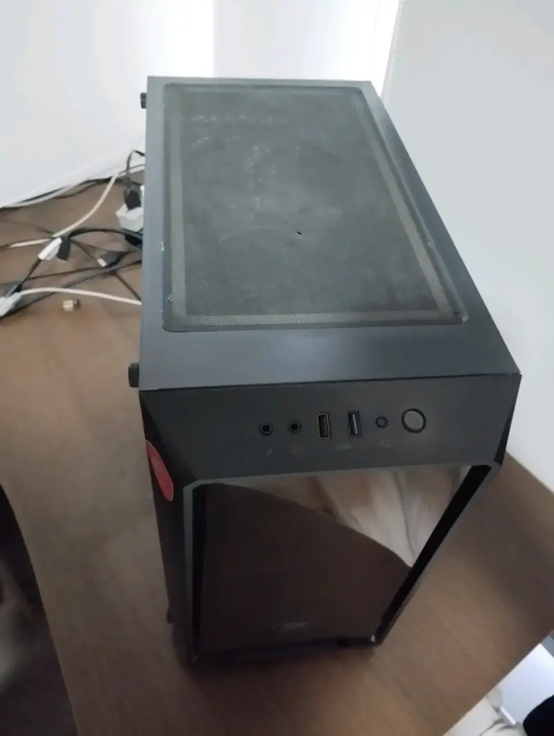 Gabinete de PC Cougar con panel lateral de vidrio - 3