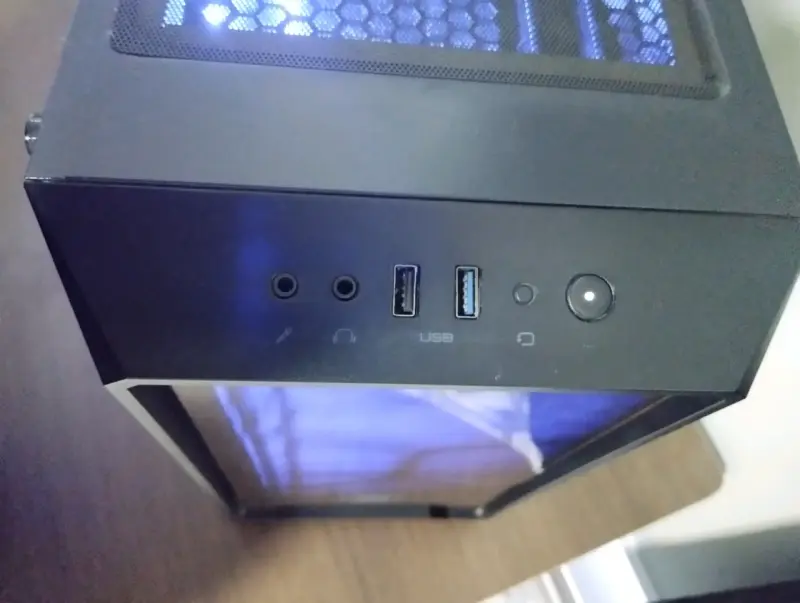 Gabinete de PC Cougar con panel lateral de vidrio - 4