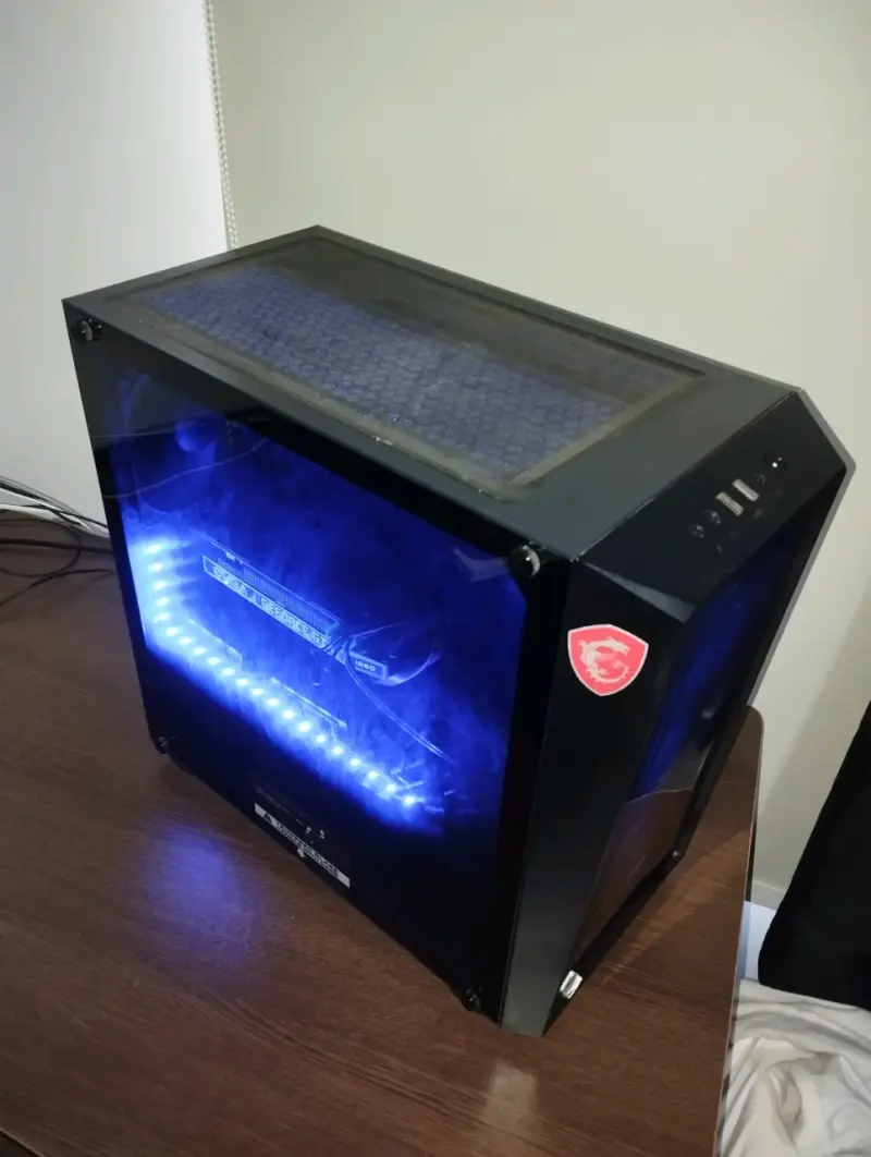 Gabinete de PC Cougar con panel lateral de vidrio - 5