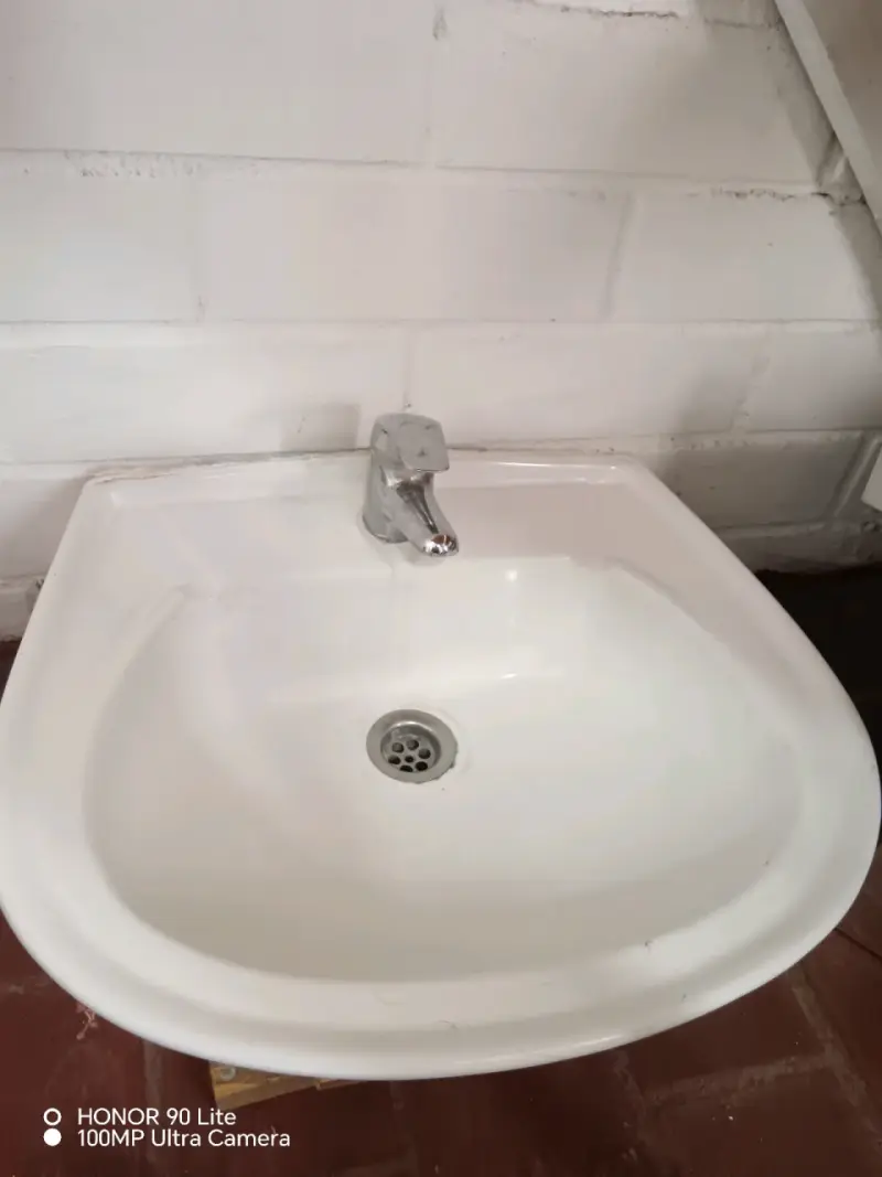 Lavamanos de cerámica con pedestal blanco - 1