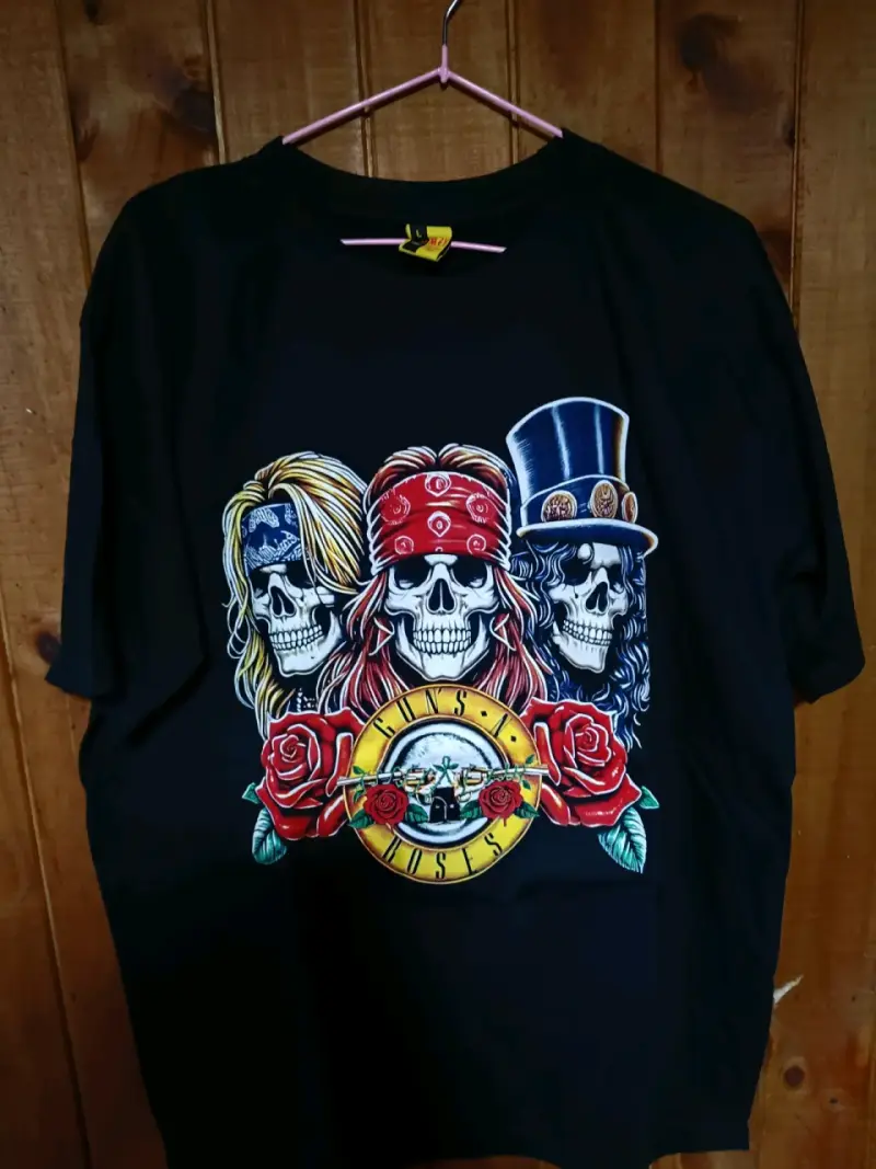 Polera negra Guns N' Roses con diseño de calaveras