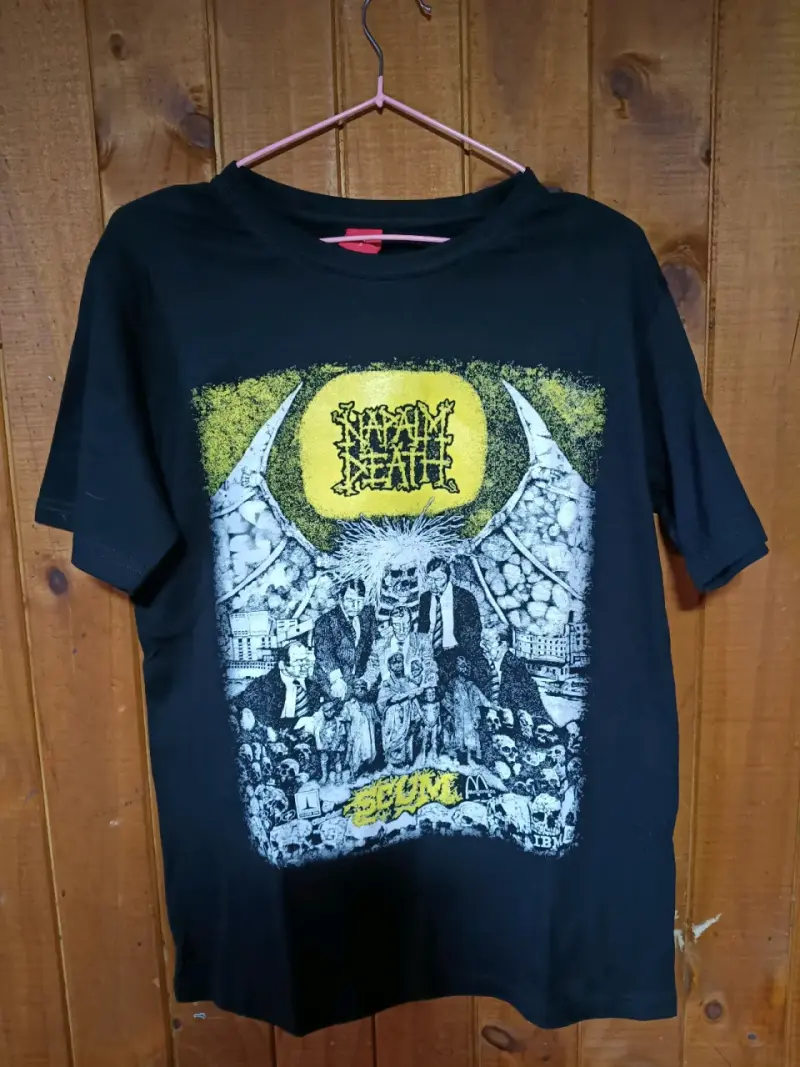 Polera negra con diseño gráfico de banda