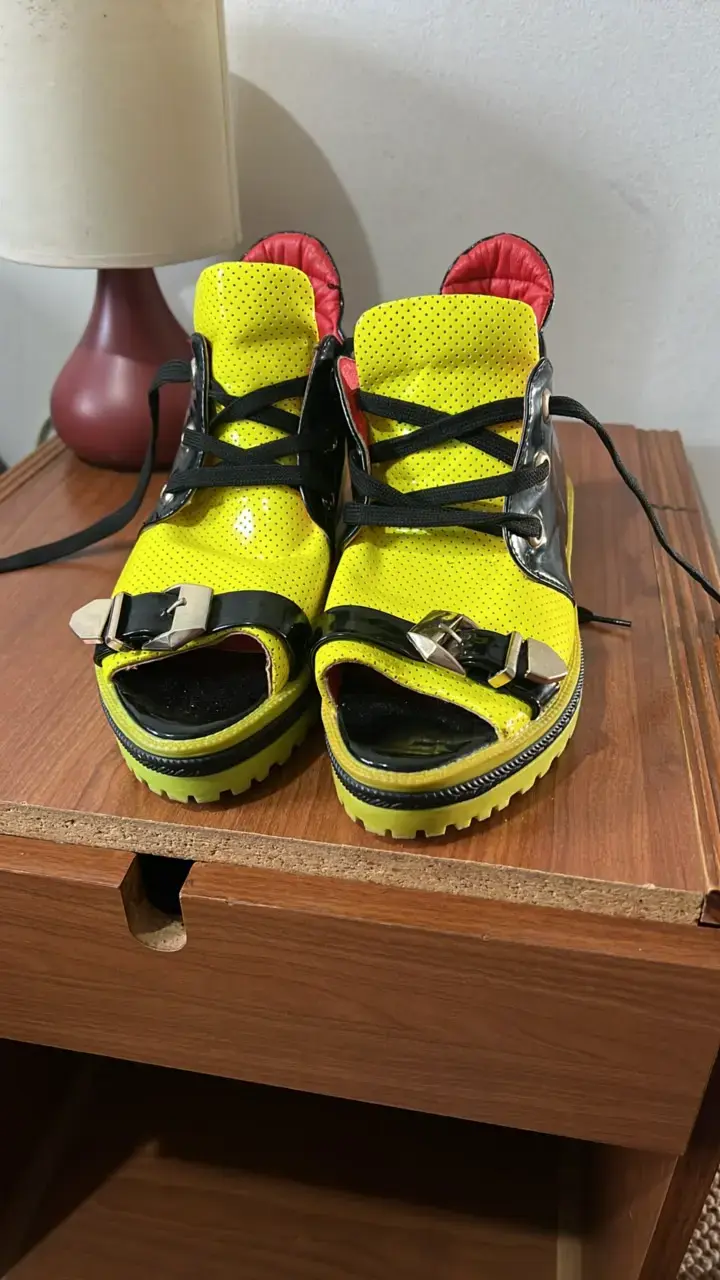 Botines de plataforma amarillos y negros con hebillas - 1