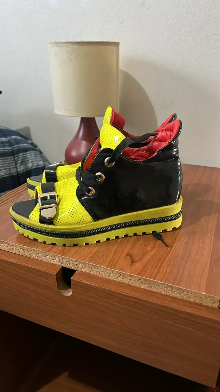 Botines de plataforma amarillos y negros con hebillas - 2