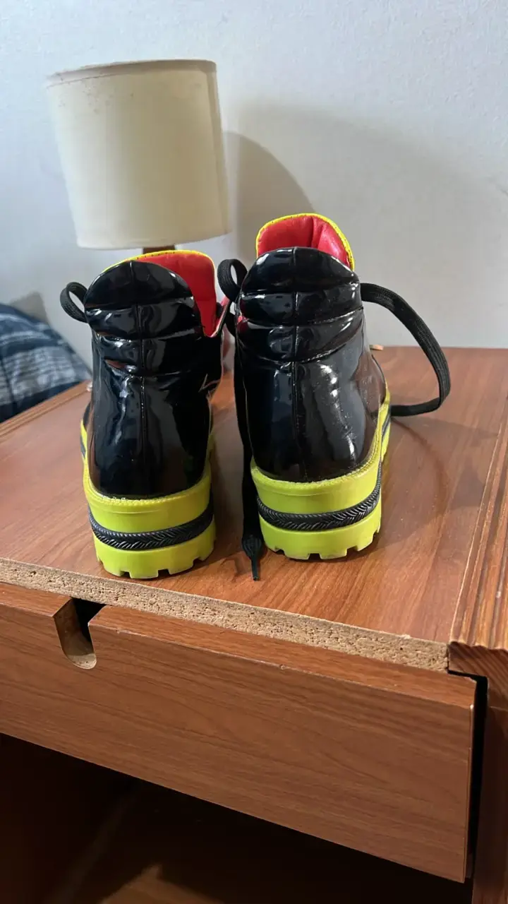 Botines de plataforma amarillos y negros con hebillas - 3