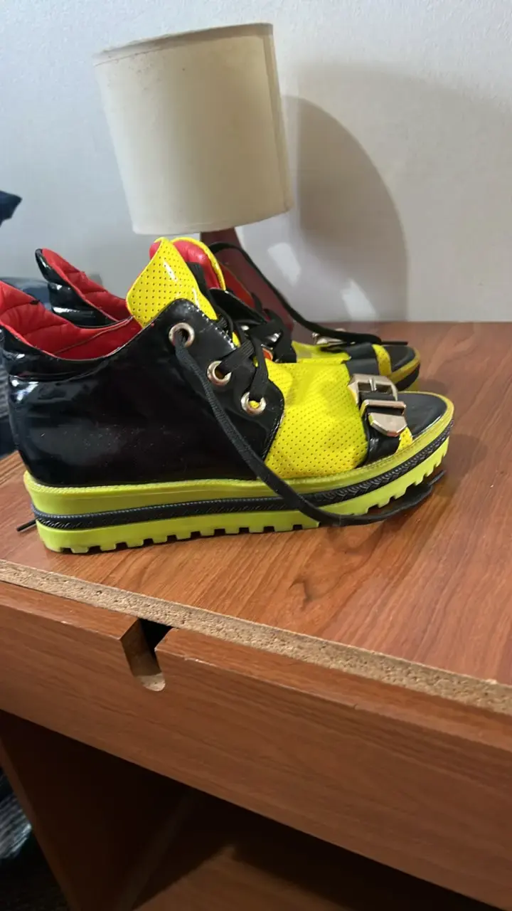 Botines de plataforma amarillos y negros con hebillas - 4