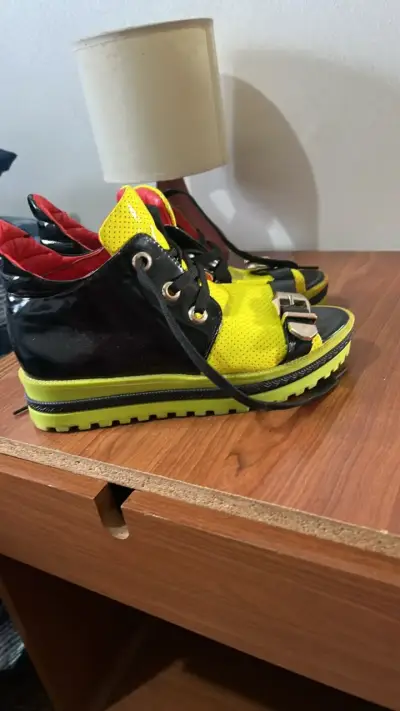 Botines de plataforma amarillos y negros con hebillas - miniatura 4