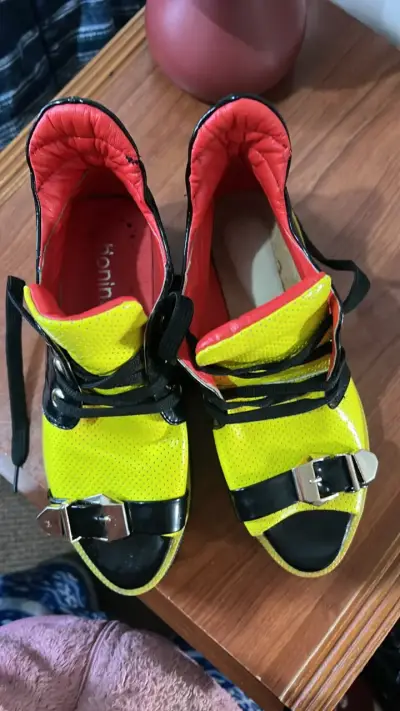 Botines de plataforma amarillos y negros con hebillas - miniatura 5