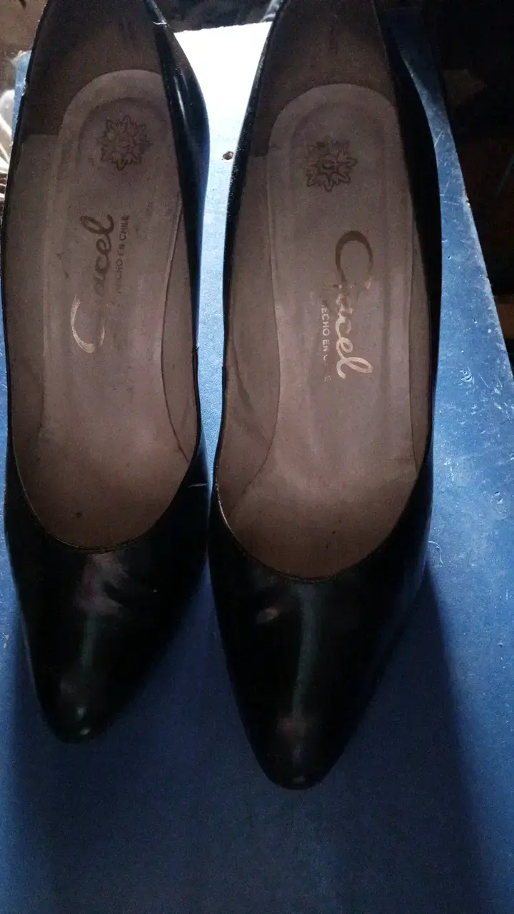 Zapatos de tacón negro Cacel elegantes
