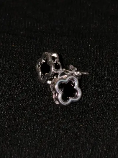 Aros de plata 925 diseño flor con piedra negra - miniatura 2