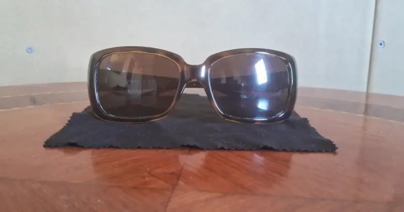 Gafas de sol DKNY marrones elegantes - 1