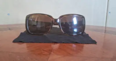 Gafas de sol DKNY marrones elegantes - miniatura 1