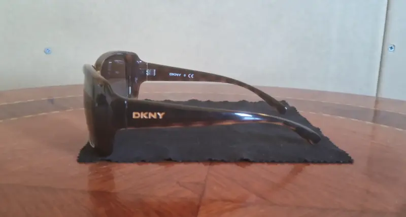 Gafas de sol DKNY marrones elegantes - 3