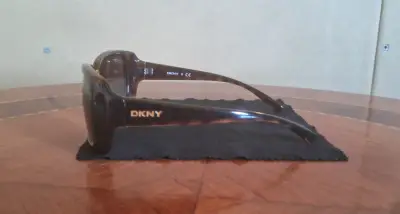Gafas de sol DKNY marrones elegantes - miniatura 3