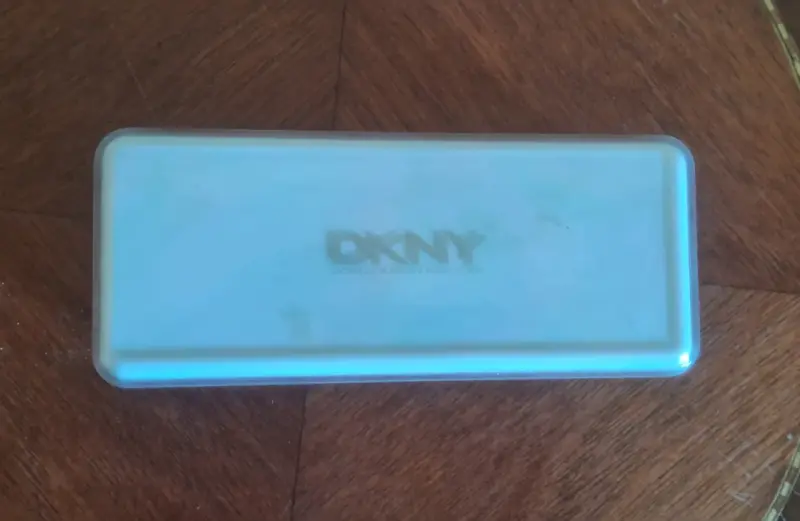 Gafas de sol DKNY marrones elegantes - 4