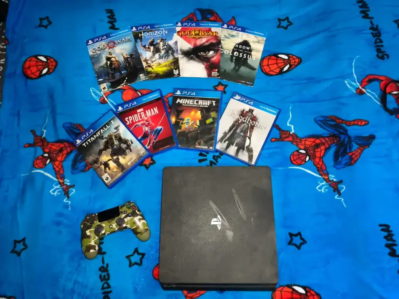 Consola PS4 con juegos y control camuflado