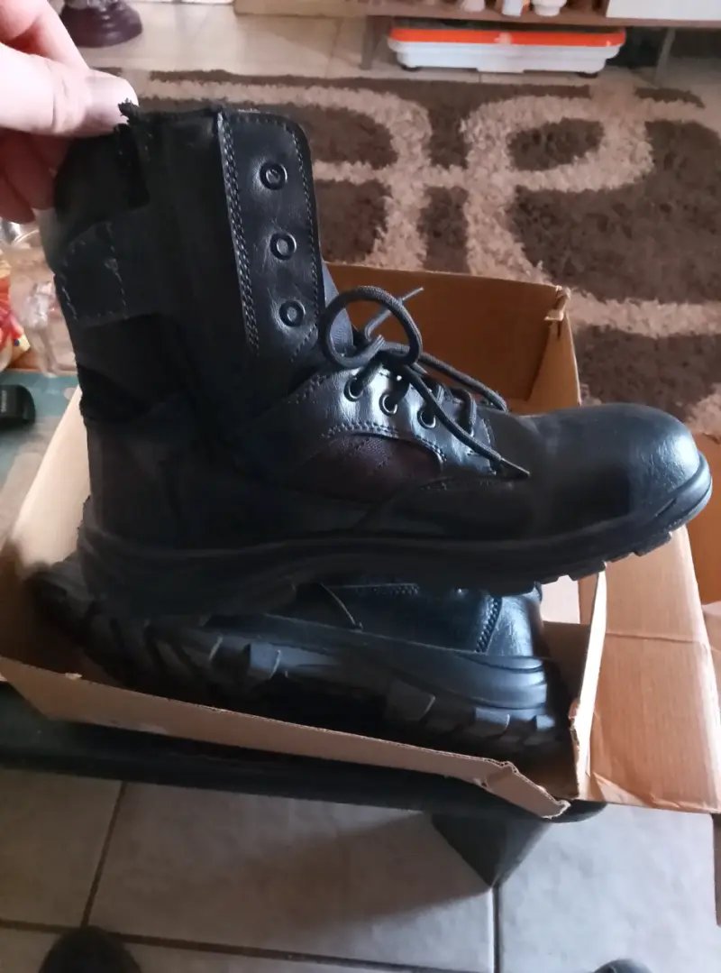 Botas tácticas negras con suela antideslizante - 1