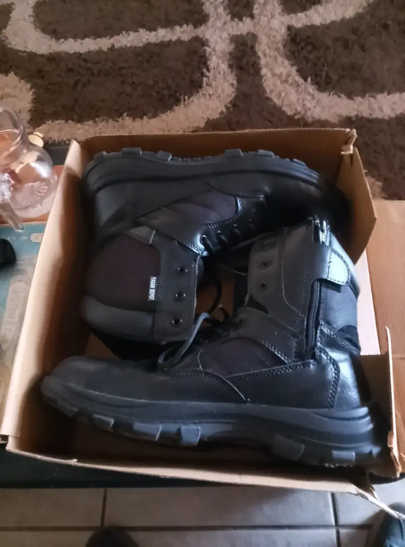 Botas tácticas negras con suela antideslizante - 2