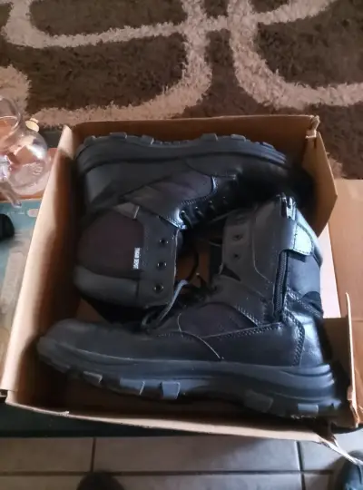Botas tácticas negras con suela antideslizante - miniatura 2