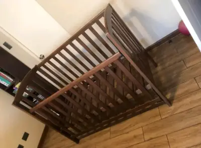 Cuna de madera para bebé en buen estado - miniatura 1