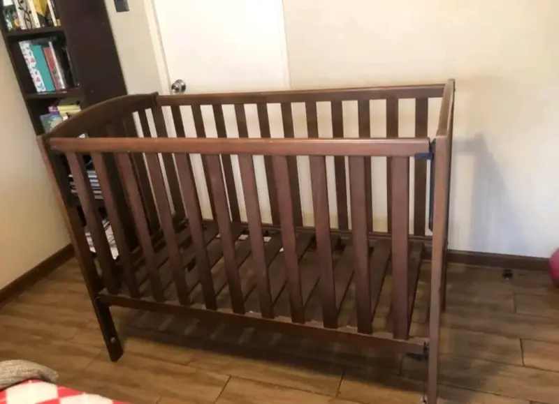 Cuna de madera para bebé en buen estado - 2