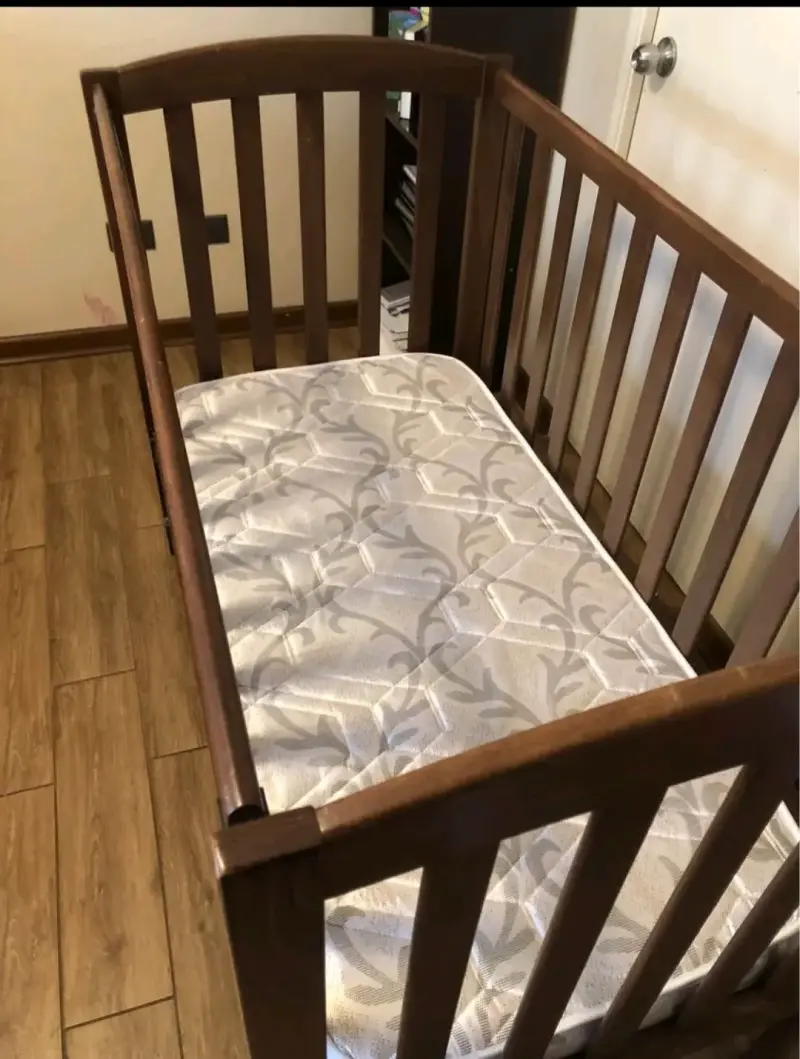 Cuna de madera para bebé en buen estado - 3