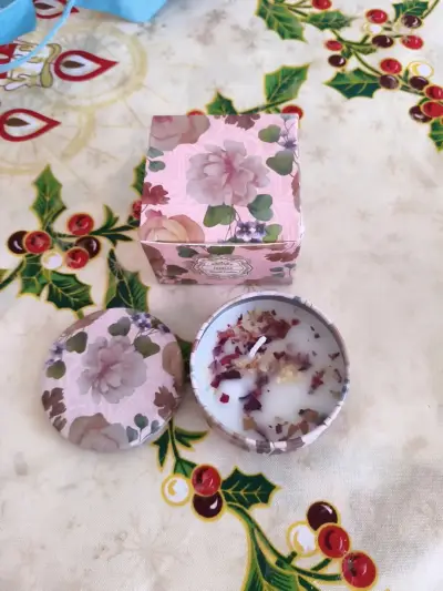 Vela aromática floral en caja decorativa - miniatura 1