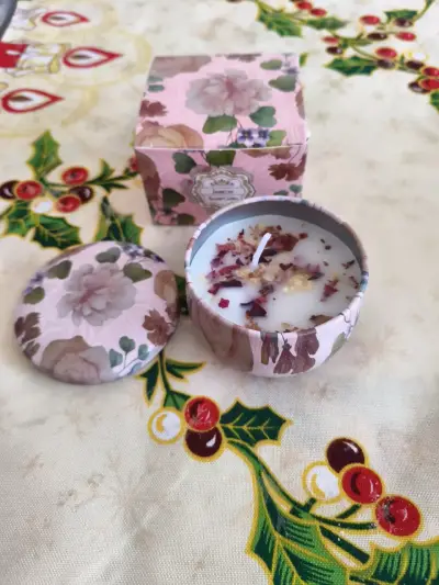 Vela aromática floral en caja decorativa - miniatura 3
