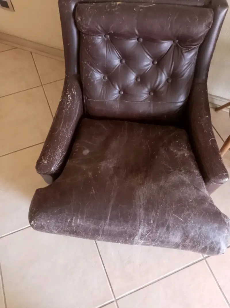 Sillón de cuero marrón desgastado