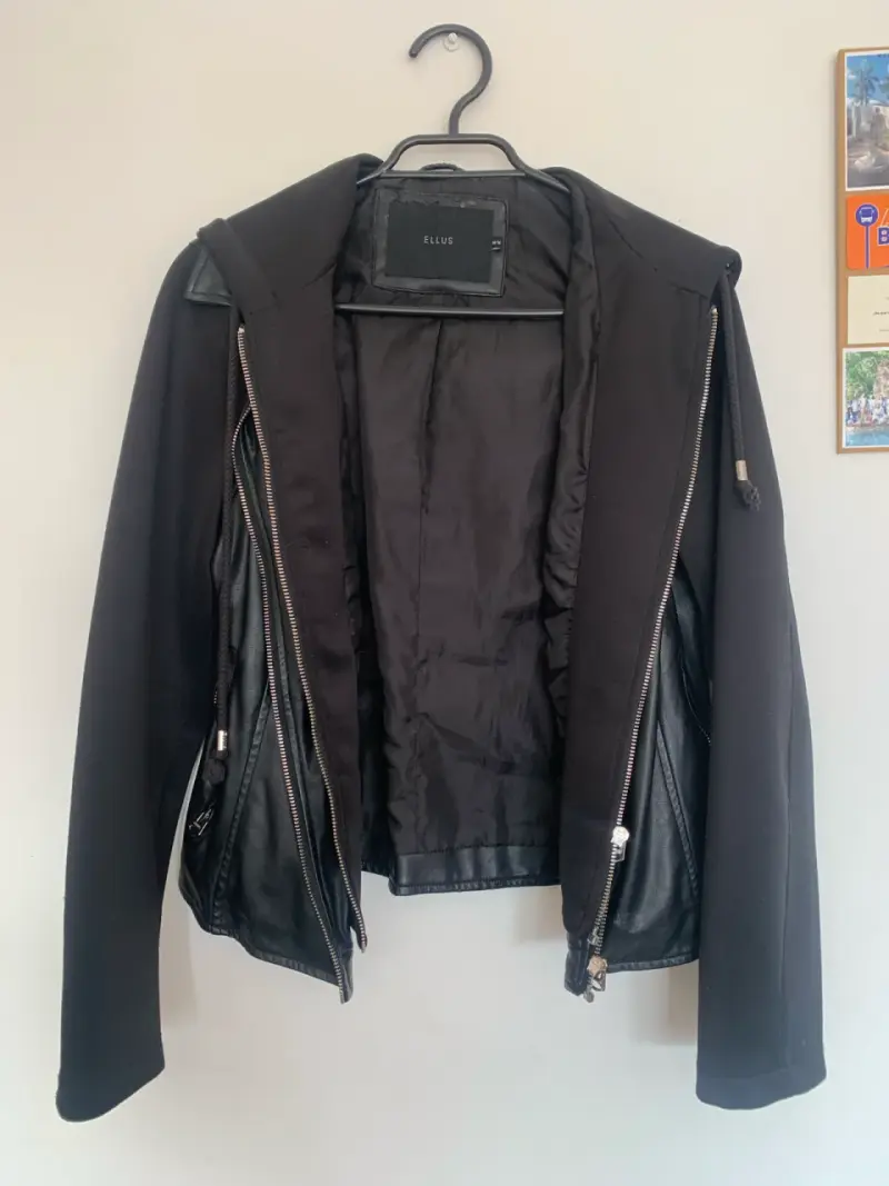 Chaqueta de cuero sintético negra Ellus con capucha - 2