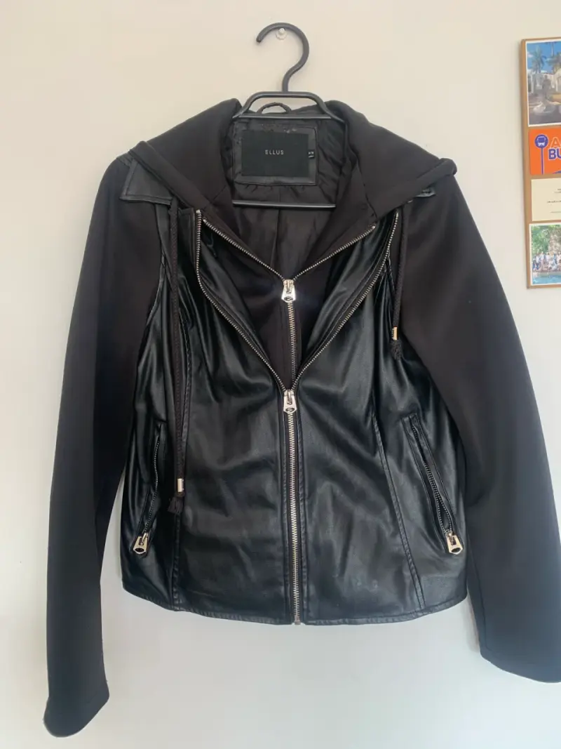 Chaqueta de cuero sintético negra Ellus con capucha - 3