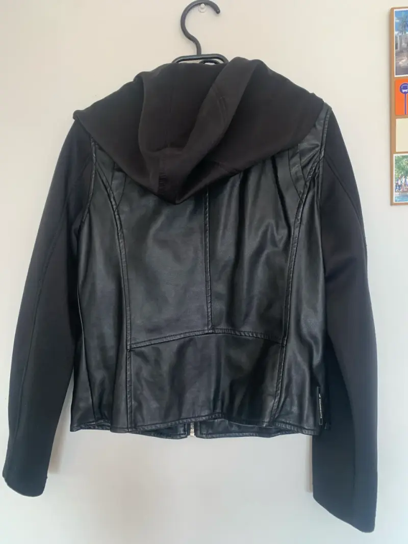Chaqueta de cuero sintético negra Ellus con capucha - 4