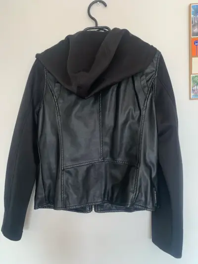 Chaqueta de cuero sintético negra Ellus con capucha - miniatura 4