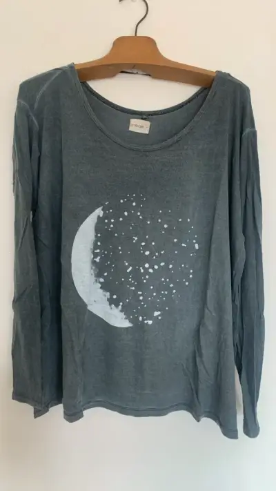 Polera manga larga gris con diseño de luna Umbrale - miniatura 1